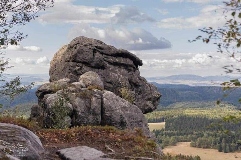 Odkryj piękno Szczelińca Wielkiego: szlak pełen niesamowitych widoków