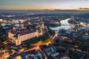 Odkryj Małopolskę: 9 niezwykłych skarbów architektury i natury, które zachwycą każdą podróż!