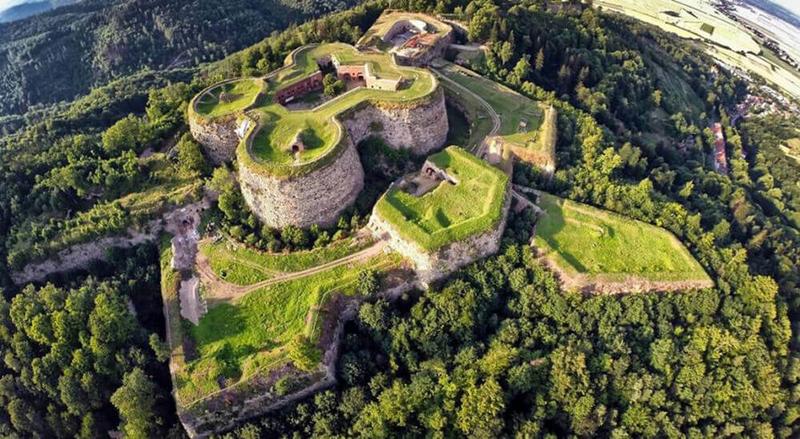 Odkryj urok Doliny Kłodzkiej: najciekawsze atrakcje turystyczne i mapa okolicy