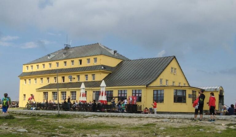 Odkryj 9 historycznych schronisk na drodze do Śnieżki, w których warto się zatrzymać