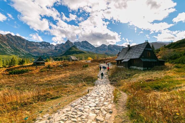 Zimowe przygody w Dolinie Gąsienicowej: najlepsze szlaki i trasy dla pasjonatów wędrówek