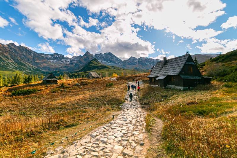 Zimowe przygody w Dolinie Gąsienicowej: najlepsze szlaki i trasy dla pasjonatów wędrówek