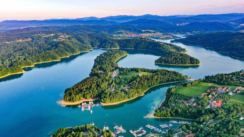 Odkryj Polańczyk: Dlaczego warto odwiedzić tę perłę Jeziora Solińskiego?