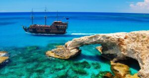 Ciepłe miejsca na wiosnę: 9 niespodziewanych kierunków na kwiecień