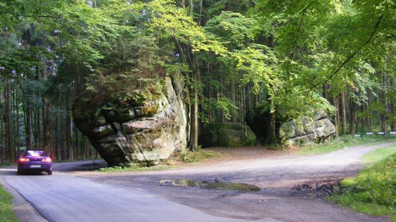 Przygoda na drodze stu zakrętów: niebezpieczeństwo w otoczeniu zapierającej dech w piersiach natury