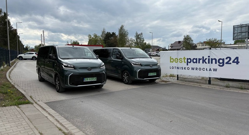 Planujesz lot czarterowy z Wrocławia? Na tym parkingu bezpiecznie zostawisz auto