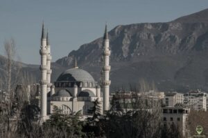 Ile trwa lot do Albanii: godziny przelotu z Polski do Tirany